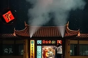 《凌晨四点的面包》剧照，烤箱前一双手正翻动面团