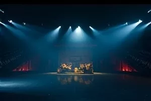 《雾岛灯塔》剧照，夜色中的灯塔光束扫过潮湿礁石